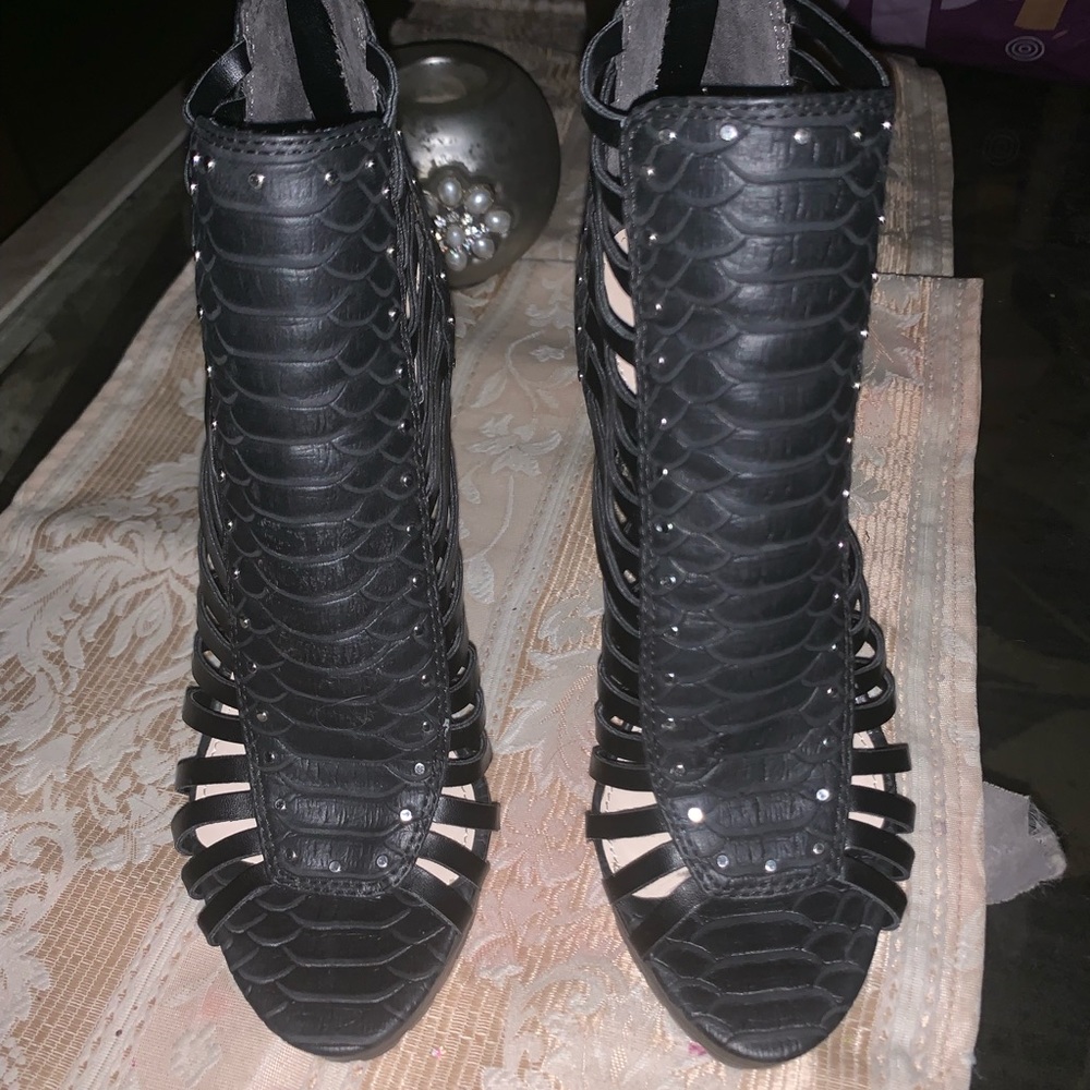 Shoes - Picture 4 of 6